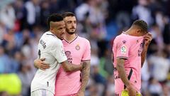 MADRID, SPAIN - MARCH 11: Eder Militao of Real Madrid consoles Joselu of RCD Espanyol as Vinicius Souza of RCD Espanyol looks dejected following the team's defeat after the LaLiga Santander match between Real Madrid CF and RCD Espanyol at Estadio Santiago Bernabeu on March 11, 2023 in Madrid, Spain. (Photo by Gonzalo Arroyo Moreno/Getty Images)