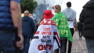 Miles de aficionados del Manchester United convocaron para manifestarse contra los Glazer antes del partido de este lunes ante Liverpool.