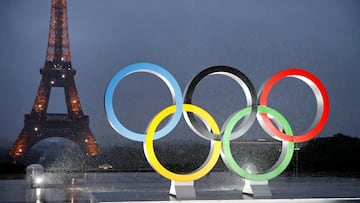 La Torre Eiffel junto a los anillos de los Juegos Olímpicos.