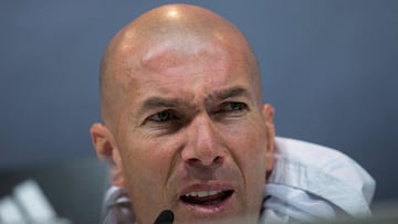 GRAF7907. MADRID, 07/04/2018.- El técnico francés del Real Madrid, Zinedine Zidane, durante la rueda de prensa posterior al entrenamiento realizado hoy en la Ciudad Deportiva de Valdebebas, donde el conjunto blanco prepara el partido de la t