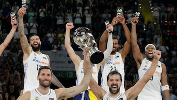 Rudy Fernández levanta junto a Sergio Llull la Supercopa el pasado 25 de septiembre tras el partido en el que se lesionó la muñeca derecha.