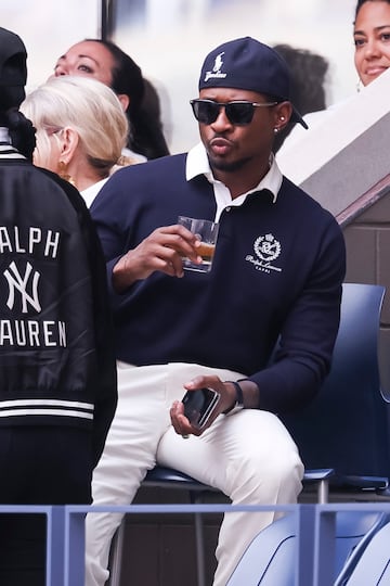 Con una vestimenta de los Yankees, el rey del R&B se hizo presente en el estadio. El artista estuvo acompa?ado de su esposa, Jenn Goicoechea. 