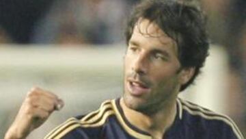 <b>Y VAN SEIS.</b> El holandés Van Nistelrooy volvió a dejar muestra de su olfato goleador con sus dos tantos en Mestalla.
