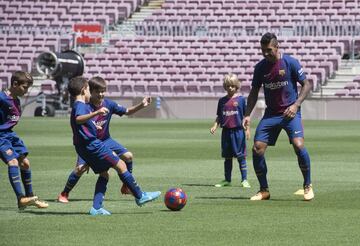 La presentación de Paulinho con el Barcelona en imágenes