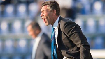 Caixinha le grita los futbolistas del Cruz Azul en partido contra Puebla en la Liga MX.