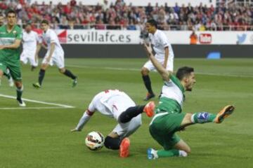El delantero del Elche Ferrán Corominas comete penalti sobre el delantero del Sevilla José Antonio Reyes 
