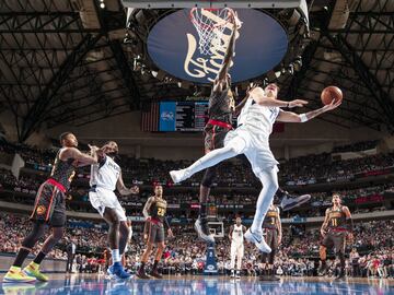 Luka Doncic dio el salto a la NBA en el verano de 2018. Su descaro y buen juego está enamorando a los americanos. El esloveno va camino de convertirse en rookie del año.