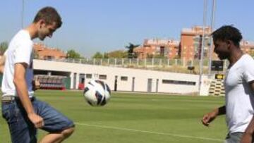 <b>PREPARADOS. </b>Leo y Lass pelotearon ayer para AS en las instalaciones de la Ciudad Deportiva del Rayo.