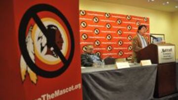 Ray Halbritter, Representante de la Nación India Oneida, en una anterior conferencia de prensa en la que ya se pidió el cambio de nombre de los Redskins (Pieles Rojas).