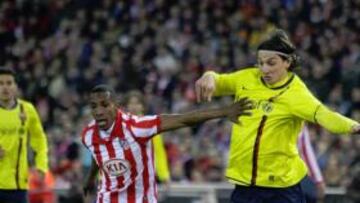 <b>TENSIÓN. </b>Perea, atento,  intercepta el avance de Ibrahimovic en el área del Atlético, ante la vigilancia de Domínguez y Antonio López.