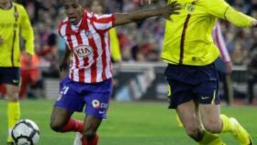 <b>TENSIÓN. </b>Perea, atento, intercepta el avance de Ibrahimovic en el área del Atlético, ante la vigilancia de Domínguez y Antonio López.