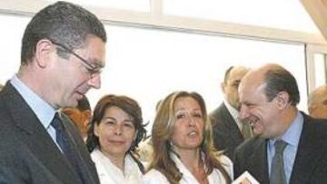 <b>ALCALDE PREOLÍMPICO. </b>Gallardón, con el suplemento de AS, acompañado por Manuel Cobo, Inés Sabanés, Trinidad Jiménez y Santiago Fisas.