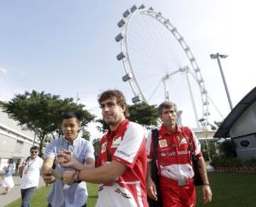 Fernando Alonso atiende a los seguidores a su llegada al circuito.