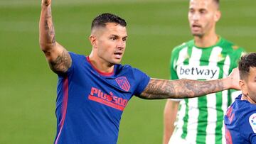 Vitolo protesta en el partido contra el Betis.