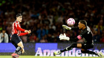MEX4821. CIUDAD DE MÉXICO (MÉXICO), 05/10/2025.- Keylor Navas (d) de Pumas disputa el balón con Armando González de Guadalajara este domingo, en un partido de la Liga MX entre Pumas y Guadalajara en el estadio Olímpico Universitario, en la Ciudad de México (México). EFE/ Sáshenka Gutiérrez