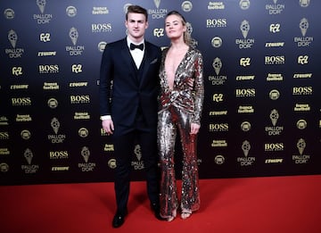 El defensor holandés y de la Juventus, Matthijs de Ligt  y su novia Annekee Molenaar 