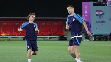 Luka Modric se ejercita junto a Perisic.