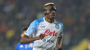 Osimhen pierde su máscara... ¡Y se rompe!