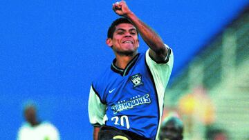 Es un histórico de San Jose Earthquakes. Tan solo en su año de debut (1997) fue condecorado en el 11 ideal de la campaña. Ganó la liga en 2001 y actualmente ostenta el récord como el jugador con más pases de gol en la historia del club. Posteriormente tuvo un lapso con Dallas Burn.