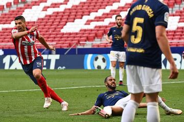 Luis Su¨¢rez marca el 2-1 al Osasuna.