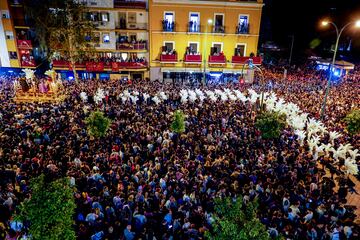 El Cristo de la Sentencia saliendo de la Basílica de la Macarena, con los  Armaos de la Centuria detrás del paso para iniciar  de madrugada su estación de penitencia a 07 de abril del 2023. La Semana Santa  de Sevilla es una fiesta declarada de Interés Turístico Internacional, en la que se pone de manifiesto el arte y esplendor de las imágenes que homenajean la muerte de Jesucristo y su resurrección o la Virgen. Sevilla, la madrugada del Jueves Santo llena sus calles de gente para ver salir a la Hermandad de la Macarena.