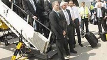 <b>SEGURIDAD A PUNTA DE METRALLETA</b>. Guardaespaldas en el avión, policía a pie de pista al aterrizar en Portugal, coches patrulla escoltando al autocar hasta el lugar de concentración... Por si fuera poco, la entrada al hotel Ria Park de Almanfil, en el Algarve, está custodiada metralleta en mano.