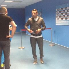 Mauricio Isla posterga su estreno en Marsella y asiste a la galería