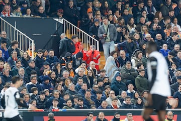 Aficionados del Valencia que se desplazaron a Mestalla abandonan el estadio en el minuto 30 de partido despus de ver cmo el Barcelona le haca cuatro goles.