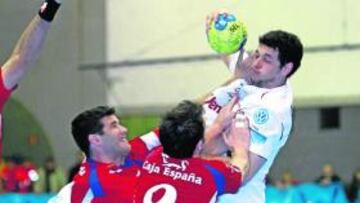 <b>LUCHA. </b>Castresana y Costa frenan a Entrerríos, que no marcó.