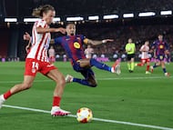 TOPSHOT - Barcelona's Brazilian forward #11 Raphinha (R) challenges Atletico Madrid's Spanish midfielder #14 Marcos Llorente during the Copa del Rey (King's Cup) semi final second leg football match between FC Barcelona and Club Atletico de Madrid at Camp Nou Stadium in Barcelona on March 3, 2026. (Photo by Josep LAGO / AFP)