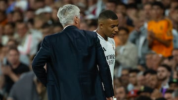 MADRID, 24/09/2024.- El técnico italiano del Real Madrid, Carlo Ancelotti (i), junto al delantero francés Kylina Mbappé durante el encuentro correspondiente a la séptima jornada de Laliga EA Sports que Real Madrid y Alavés disputan hoy martes en el estadio Santiago Bernabéu, en Madrid. EFE / Juanjo Martín.