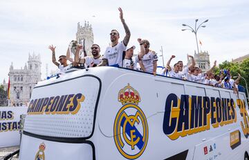 Joselu y Dani Carvajal disfrutando en el autobús en el Palacio de Cibeles.