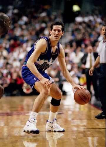 El tercero en discordia en los Jazz de John Stockton y Karl Malone, aterriz¨® en Salt Lake City en 1994. Uno de los m¨¢s r¨¢pidos del Oeste, tal y como dec¨ªa Andr¨¦s Montes por su manera de tirar, era un jugador muy seguro que disput¨®, al igual que ese ic¨®nico equipo, las Finales de 1997 y 1998 ante los Bulls de Jordan. Y ya sabemos c¨®mo acab¨® eso.