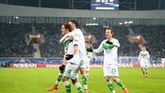 Wolfsburg&#039;s forward Max Kruse (L) celebrates after scoring during the UEFA Champions League football match between Gent and Wolfsburg at Ghelamco Arena in Ghent on February 17, 2016. / AFP / BELGA / YORICK JANSENS / Belgium OUT