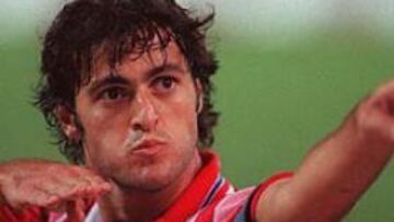 <b>EL ARQUERO.</B> La afición del Atlético de Madrid terminó llamándole mercenario, pero durante años le tuvo como su ídolo indiscutible. Era la época del doblete, los viejos tiempos, y los mejores, para el jugador gaditano.