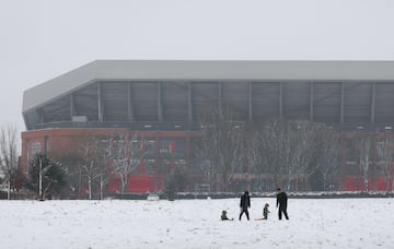 Los alrededores del estadio del Liverpool Football Club completamente nevados.