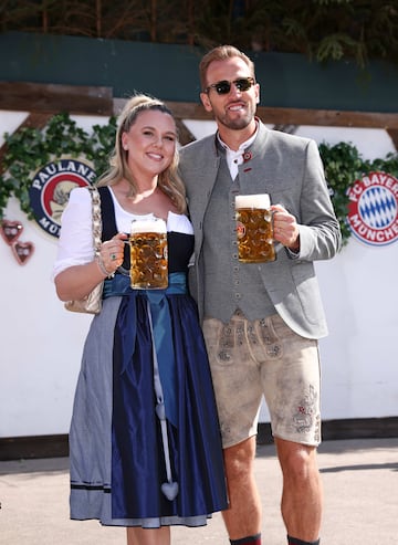 Harry Kane y Katie Goodland durante la fiesta del Oktoberfest celebrado en Munich.