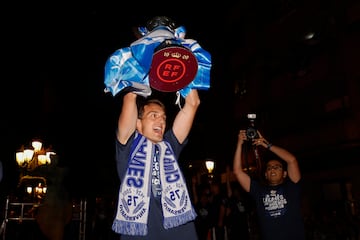 Sergio levanta al cielo de Leganés el título de campeón de Segunda la pasada temporada. 