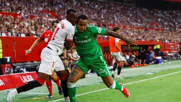 SEVILLA, 06/10/2024.- El centrocampista del Sevilla Dodi Lukebakio (i) lucha con Natan Bernardo de Souza, del Betis, durante el partido de la novena jornada de LaLiga que Sevilla FC y Real Betis disputan este domingo en el estadio Ramón Sánchez-Pizjuán, en Sevilla. EFE/Julio Muñoz