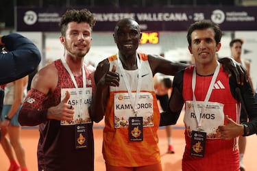 El atleta keniano Geoffrey Kamworor (c) celebra su victoria junto al segundo clasificado, el español Jesús Ramos (d) y el tercero, el también español Aarón Las Heras en la prueba internacional de la San Silvestre Vallecana.