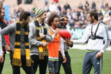 Marcelo y bale juegan con el balón de fútbol australiano.