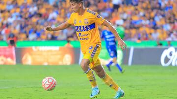 MONTERREY, MEXICO - AUGUST 27: Igor Lichnovsky of Tigres drives the ball during the 11th round match between Tigres UANL and Necaxa as part of the Torneo Apertura 2022 Liga MX at Universitario Stadium on August 27, 2022 in Monterrey, Mexico. (Photo by Alfredo Lopez/Jam Media/Getty Images)