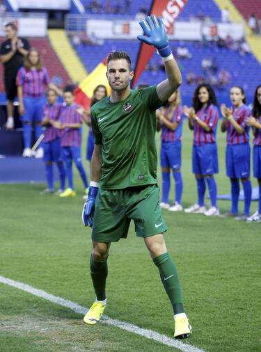 Jesús Fernández llegó al Levante en 2014 como portero suplente, y aunque no fue titular habitual, cumplió con solvencia cuando fue requerido. Su actitud profesional y disposición para trabajar en silencio lo hicieron valioso dentro del vestuario. En los partidos que disputó, mostró reflejos y seguridad bajo palos, contribuyendo a mantener la competitividad en la portería. Terminó su etapa granota en 2016.