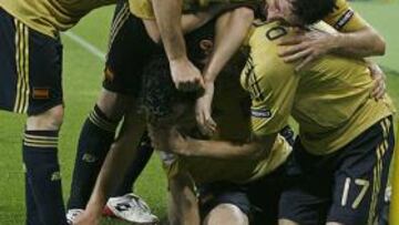 <b>RUSIA 0 - ESPAÑA 3.</b> España se presenta en la final de la Eurocopa de la mejor manera posible, con un espectáculo de juego y goles ante una Rusia impotente. Un 0-0 al descanso hacía prever minutos de sufrimiento, pero la superioridad española en el centro del campo fue la base desde la que la Selección fraguó su triunfo. Xavi, Güiza y Silva marcaron los goles.