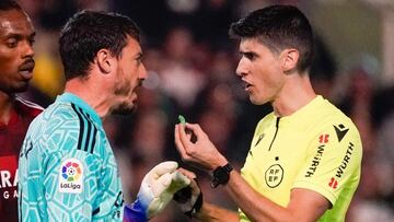 Christian ?lvarez le entrega al 芍rbitro del Racing-Zaragoza, Busquets Ferrer, una gominola.