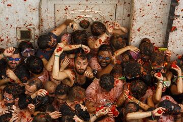 BUNOL, SPAIN - AUGUST 30:  Revellers enjoy the atmosphere in tomato pulp while participating the annual Tomatina festival on August 30, 2017 in Bunol, Spain. An estimated 22,000 people threw 150 tons of ripe tomatoes in the world's biggest tomato fight held annually in this Spanish Mediterranean town.  (Photo by Pablo Blazquez Dominguez/Getty Images)