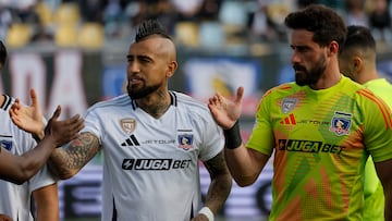 Futbol, Colo Colo vs Real Valladolid.
Partido amistoso 2025.
El jugador de Colo Colo Arturo Vidal, izquierda, es fotografiado junto a Fernando De Paul durante un partido amistoso disputado para conmemorar el centenerario del equipo chileno contra Real Valladolid en el estadio Sausalito de Vina del Mar, Chile.
23/07/2025
Andres Pina/Photosport
Football, Colo Colo vs Real Valladolid.
Friendly match 2025.
Colo Colo player Arturo Vidal, left, is pictured with Fernando De Paul during a friendly match to commemorate the Chilean club’s centenary against Real Valladolid at the Sausalito stadium in Vina del Mar, Chile.
23/07/2025
Andres Pina/Photosport