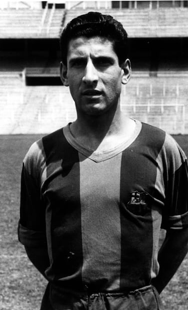Jugó en el Barça de 1951 a 1955 disputó 82 partidos y marcó 41 goles, en las Palmas jugó cedido la temporada 1955-56.