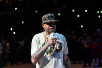 Los Sixers rindieron homenaje a Allen Iverson haci¨¦ndole entrega de la chaqueta especial que le reconoce como miembro del Sal¨®n de la Fama.