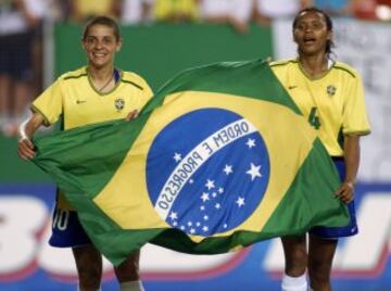 Sissi futbolista brasileña y actualmente entrenadora, sus logros más importantes fueron con la selección brasileña, con la que debutó a los 16 años. Ganó la bota de oro en la Copa Mundial de 1999 logrando marcar 7 goles.